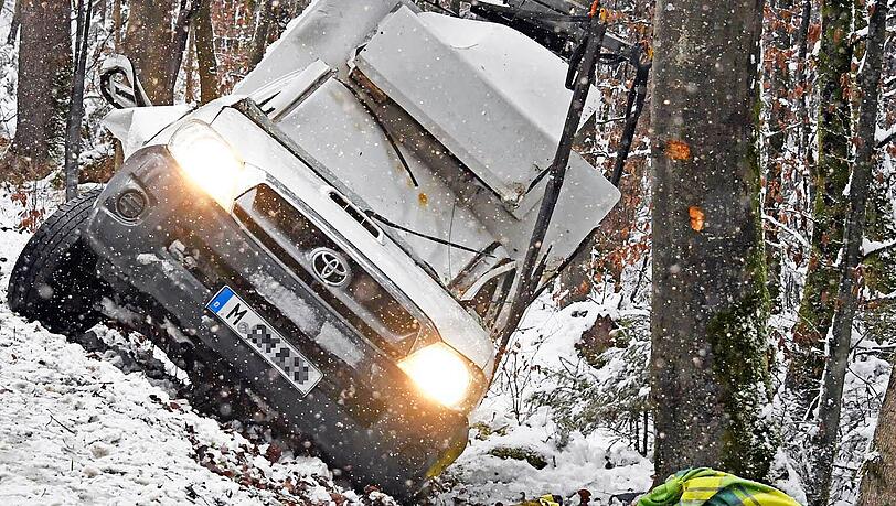 Der Fahrer musste aus dem Transporter befreit werden.