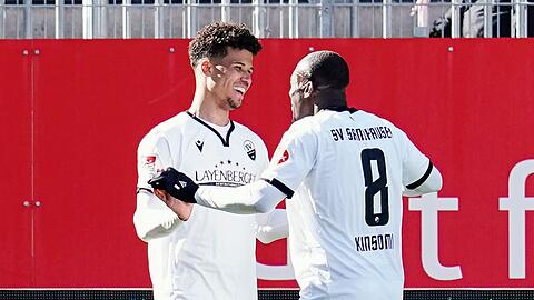 Sandhausens Chima Okoroji (l) und Christian Kinsombi feiern das Tor zum 2:0.