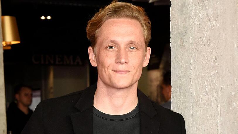 Matthias Schweighöfer hat von seinen Kindern ein lustiges Geschenk zum Vatertag bekommen.
