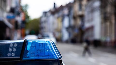 Ein Einsatzfahrzeug der Polizei steht am Straßenrand.