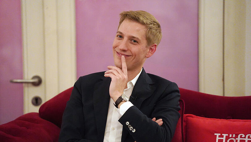 Dominik Krause auf dem roten Sofa der AZ im Deutsches Theater in München. Dominik Krause auf dem roten Sofa der AZ im Deutsches Theater in München.