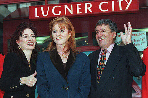 Einen Hauch von Monarchie verströmte Herzogin Sarah Ferguson 1997 auf dem Opernball.
