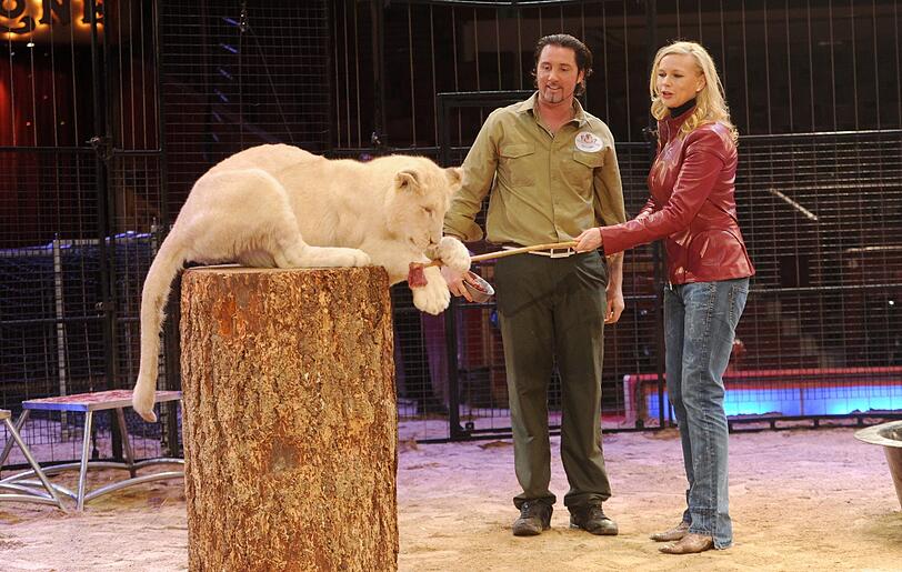 Veronica Ferres tauft Löwenmädchen "Alba" - die Bilder aus dem Circus Krone