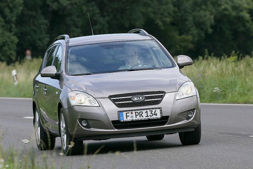 Der Kia Cee'd hat sich in der Kompaktklasse etabliert - dem ADAC zufolge fallen alle Baujahre aber häufig durch entladene oder kaputte Batterien auf.