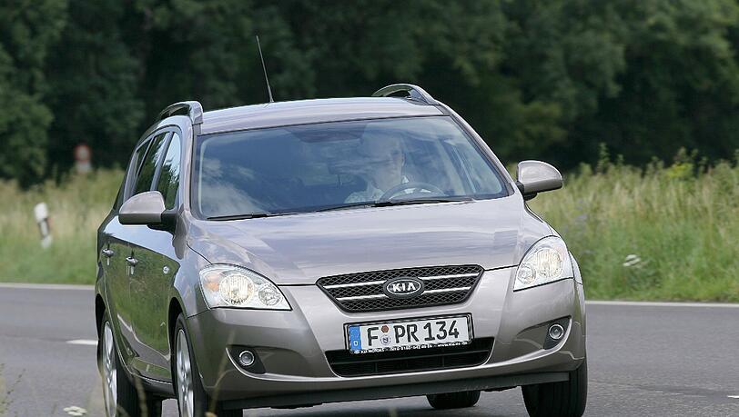 Der Kia Cee'd hat sich in der Kompaktklasse etabliert - dem ADAC zufolge fallen alle Baujahre aber häufig durch entladene oder kaputte Batterien auf. Der Kia Cee'd hat sich in der Kompaktklasse etabliert - dem ADAC zufolge fallen alle Baujahre aber häufig durch entladene oder kaputte Batterien auf.