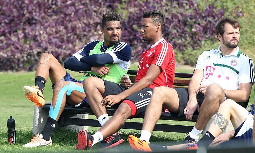 Von Bruder zu Bruder: Kevin-Prince (l.) und Jérome Boateng unterhalten sich am Rande des Schalker Trainings in Doha. Foto: firo