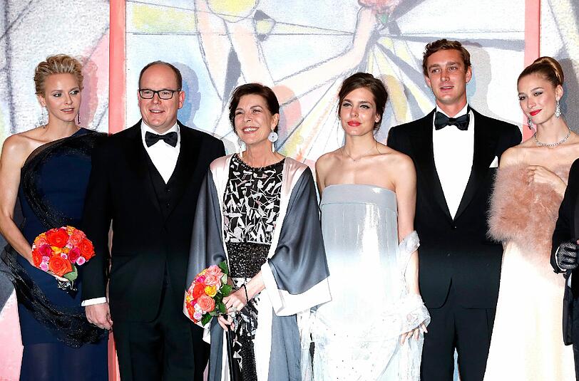 Fürstin Charlene und Fürst Albert von Monaco mit Prinzessin Caroline von Hannover, Charlotte Casiraghi, Pierre Casiraghi und Freundin Beatrice Borromeo.