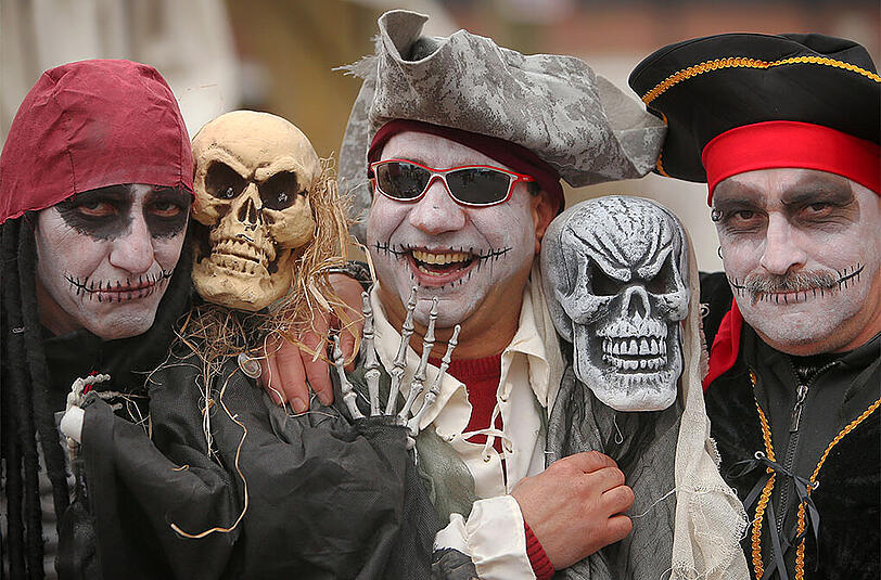 Die Karnevalszeit hat begonnen! Klicken Sie sich durch die ersten Bilder der Weiberfastnacht in Köln!