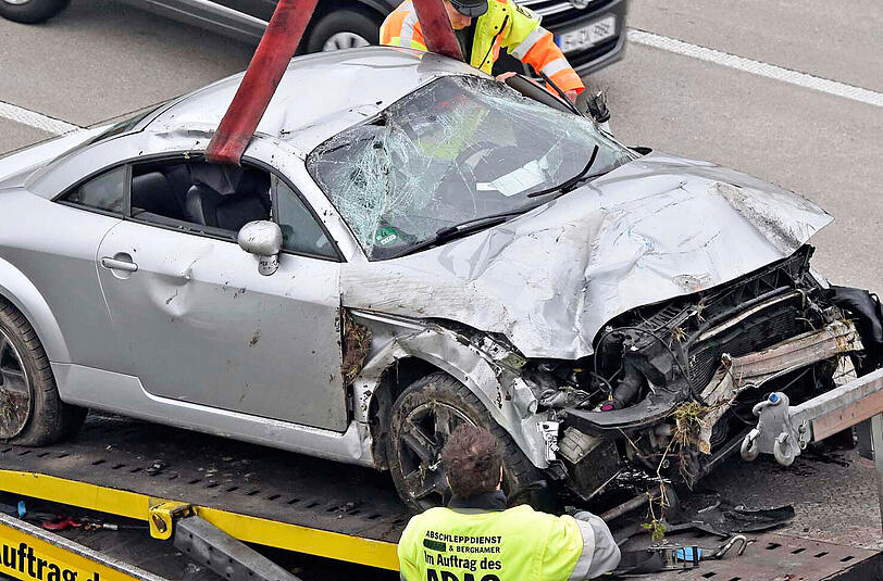Der Audi TT krachte in die Leitplanke.