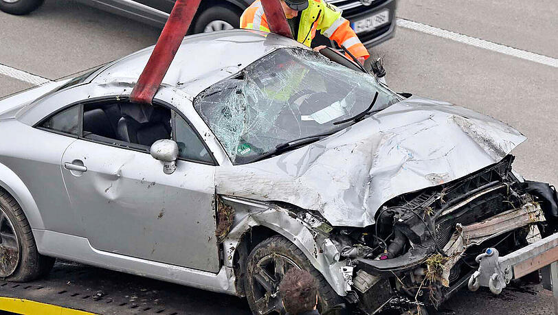 Der Audi TT krachte in die Leitplanke. Der Audi TT krachte in die Leitplanke.