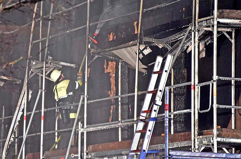 Am frühen Donnerstagmorgen kam es zu einem Brand auf einer Baustelle in der Von-Kahr-Straße. Der Rohbau eines Mehrfamilienhauses wurde komplett zerstört.