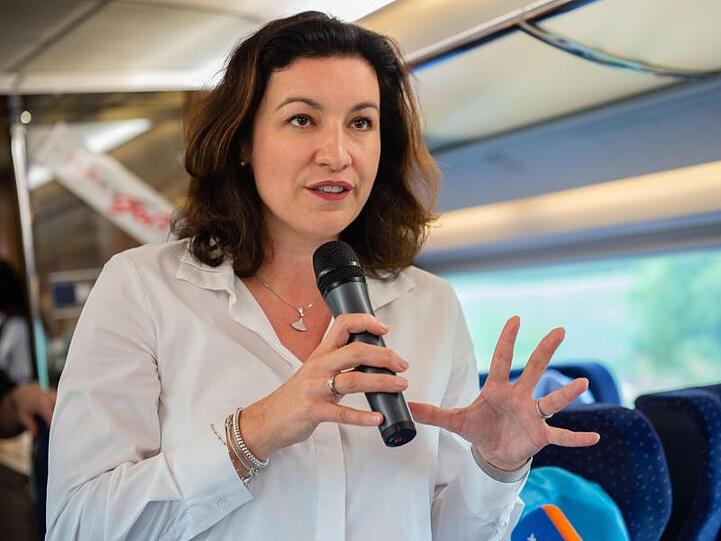 Dorothee Bär (CSU), Staatsministerin für Digitales, spricht an Bord eines ICE. Foto: Lisa Ducret/Archiv