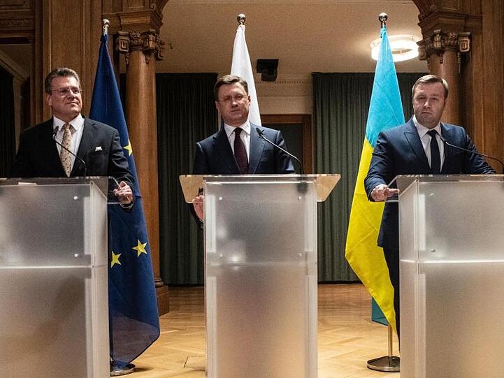 Maro&scaron; &Scaron;efèoviè (l-r), EU-Kommissionsvizepräsident, Alexander Nowak, Energieminister von Russland, und Alexej Orschel, Energieminister der Ukraine, geben im Wirtschaftsministerium eine Pressekonferenz nach Verhandlungen zwischen Russland und Ukraine unter Vermittlung der EU und Deutschlands.