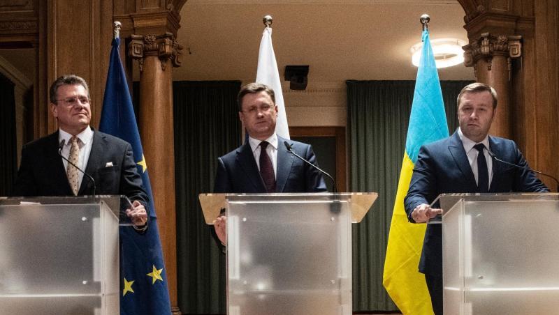 Maroš Šefèoviè (l-r), EU-Kommissionsvizepräsident, Alexander Nowak, Energieminister von Russland, und Alexej Orschel, Energieminister der Ukraine, geben im Wirtschaftsministerium eine Pressekonferenz nach Verhandlungen zwischen Russland und Ukraine unter Vermittlung der EU und Deutschlands. Maroš Šefèoviè (l-r), EU-Kommissionsvizepräsident, Alexander Nowak, Energieminister von Russland, und Alexej Orschel, Energieminister der Ukraine, geben im Wirtschaftsministerium eine Pressekonferenz nach Verhandlungen zwischen Russland und Ukraine unter Vermittlung der EU und Deutschlands.