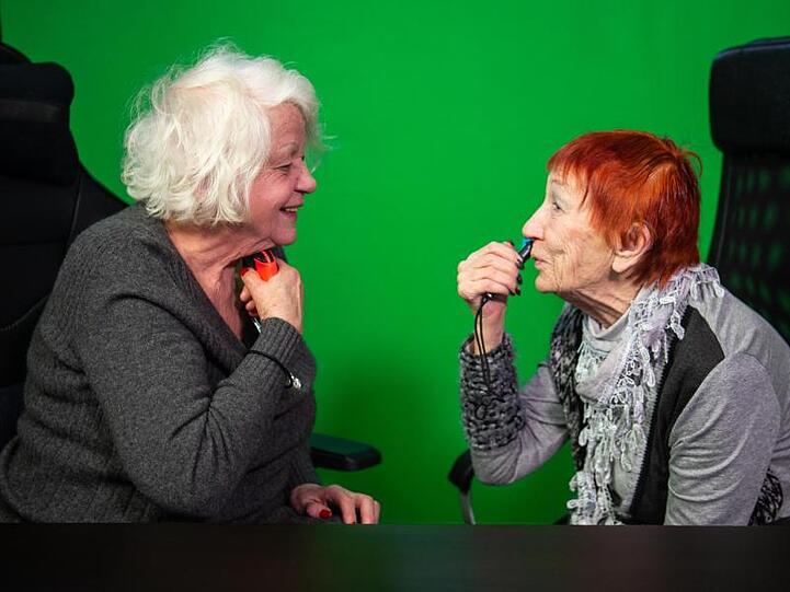 Evelyn Gundlach (r) und Ursula Cezanne (l) spielen in einem Berliner Studio an der Nintendo Switch ein Videospiel, bei dem man sich mit dem Controller rasieren muss.