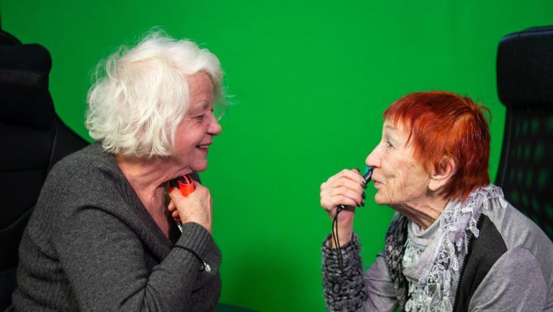 Evelyn Gundlach (r) und Ursula Cezanne (l) spielen in einem Berliner Studio an der Nintendo Switch ein Videospiel, bei dem man sich mit dem Controller rasieren muss. Evelyn Gundlach (r) und Ursula Cezanne (l) spielen in einem Berliner Studio an der Nintendo Switch ein Videospiel, bei dem man sich mit dem Controller rasieren muss.