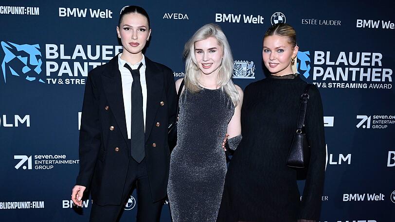 Die GNTM-Topmodel-Grazien Anita Schaller, Luca Lorenz und Vivien Stark wissen genau, wie man sich auf dem roten Teppich präsentiert. Allerdings sticht Anita Schaller (l.) mit ihrem Unisex-Look besonders hervor.