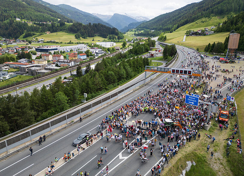 Matrei am Brenner: Zahlreiche Menschen demonstrieren auf der gesperrten Brennerautobahn.