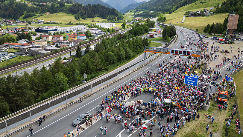 Matrei am Brenner: Zahlreiche Menschen demonstrieren auf der gesperrten Brennerautobahn. Matrei am Brenner: Zahlreiche Menschen demonstrieren auf der gesperrten Brennerautobahn.