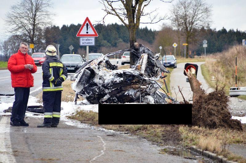 Horror-Unfall am Tag von Heiligabend: Ein Auto ist auf der B12 gegen einen Baum geschleudert. Der Insasse verbrannte im Wrack.