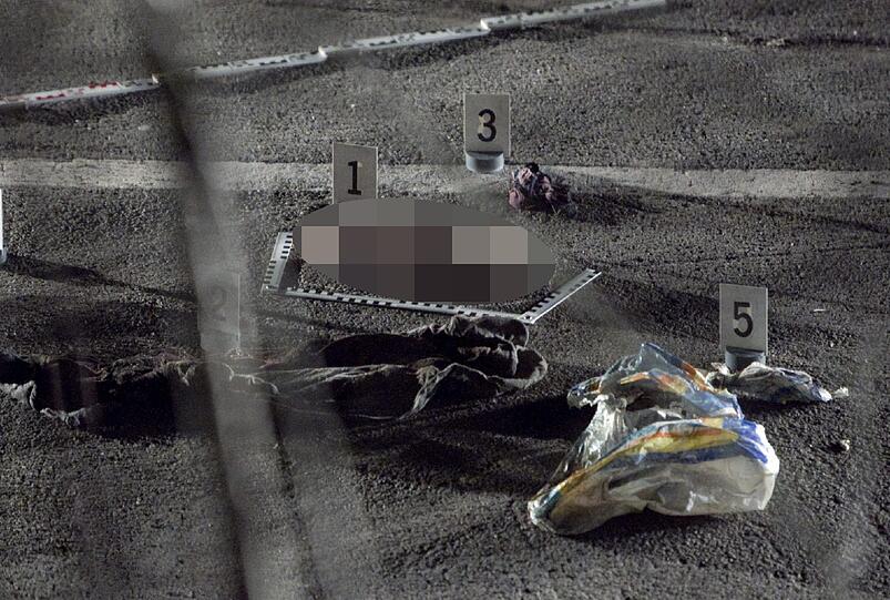 Autoknacker haben im saarländischen Merzig im Kofferraum eines abgestellten Wagens ein totes Baby entdeckt. Die Leiche lag im Kofferraum in einem Rucksack.
