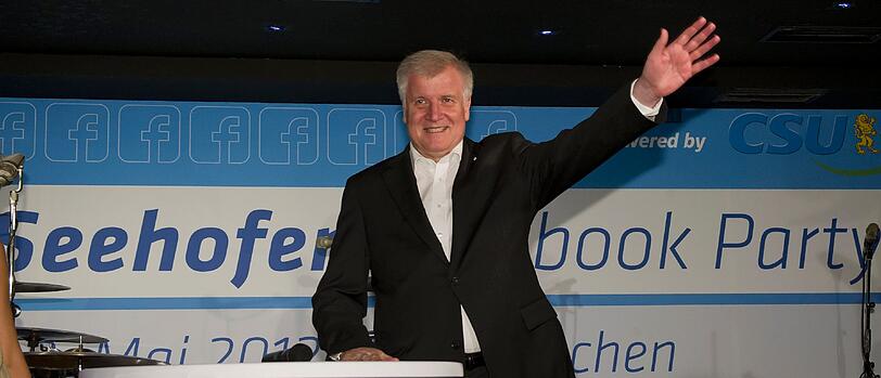 Seehofers Facebook-Party kann man getrost als gefloppt bezeichnen. Statt 2500 geladenen Gästen erschienen gerade mal 500. Böse Zungen behaupten, davon waren 150 Journalisten dabei. Die Bilder vom Event im Münchner P1