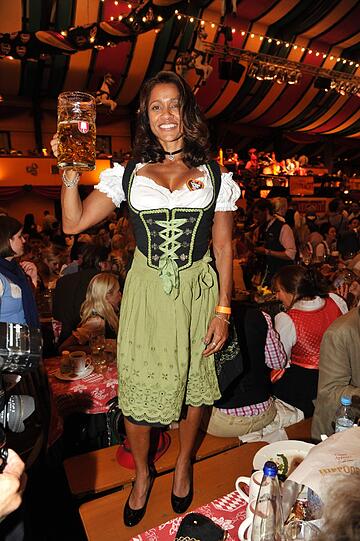 Fitness-Star Ramona Braganz macht auch im Dirndl eine gute Figur.