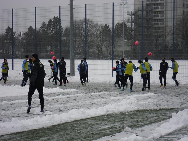 Hart , härter, Alexander Schmidt. Der Trainer des TSV 1860 schickte seine Jungs am Montagvormittag trotz klirrender Kälte, Schneeregen und schneebedeckten Trainingsplätzen raus zum Anschwitzen. Am Abend spielen die Löwen gegen den 1. FC Kaiserslautern. Die Bilder vom Matsch-Training