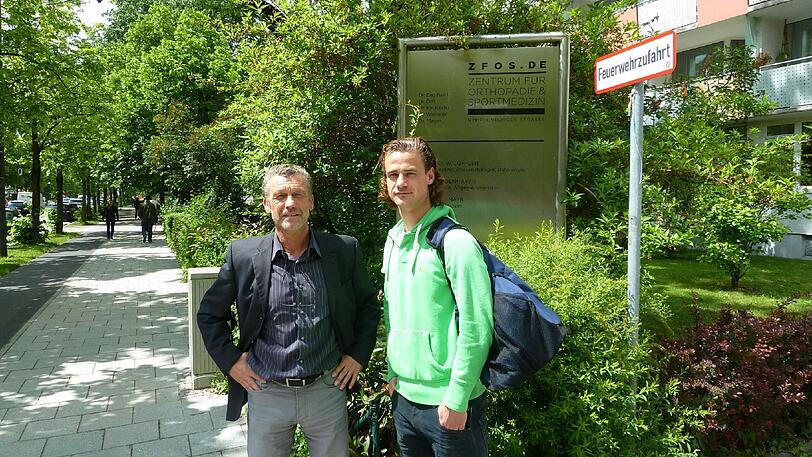 Zusammen mit Manager Florian Hinterberger (l.) ging es gestern für Yannick Stark zum Medizincheck.