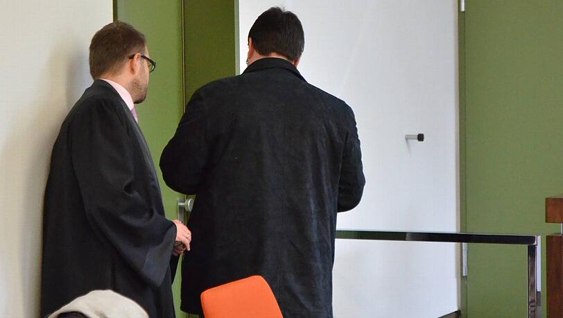 Sascha W. (36, rechts) mit seinem Strafverteidiger Martin Kupka im Münchner Landgericht. Sie wollen eine Bewährungsstrafe für den ersten Sprengversuch. Sascha W. (36, rechts) mit seinem Strafverteidiger Martin Kupka im Münchner Landgericht. Sie wollen eine Bewährungsstrafe für den ersten Sprengversuch.