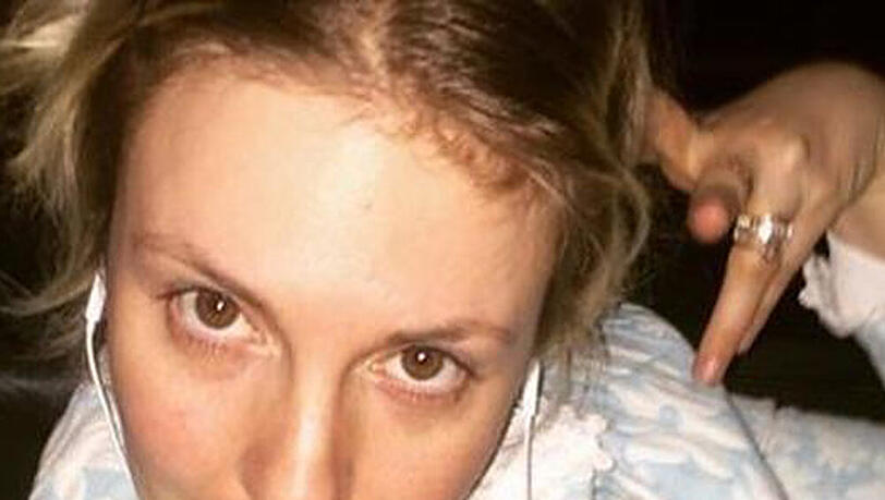 Schaut her, mein neuer Ring: Lena Dunham ist glücklich mit Jack Antonoff verlobt Schaut her, mein neuer Ring: Lena Dunham ist glücklich mit Jack Antonoff verlobt