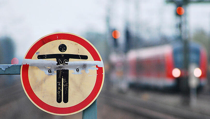 Die Münchner Bundespolizei warnt vor den lebensbedrohenden Gefahren des S-Bahn-Surfens. Die Münchner Bundespolizei warnt vor den lebensbedrohenden Gefahren des S-Bahn-Surfens.