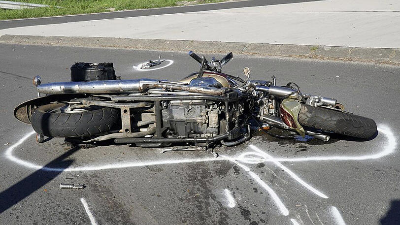 Der Motorradfahrer überlebte den schweren Sturz nicht. (Symbolfoto)