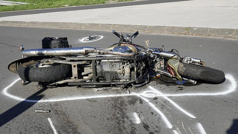 Der Motorradfahrer überlebte den schweren Sturz nicht. (Symbolfoto) Der Motorradfahrer überlebte den schweren Sturz nicht. (Symbolfoto)