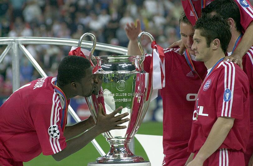 Bixente Lizarazu (r.) nach dem Gewinn der Champions League 2001.