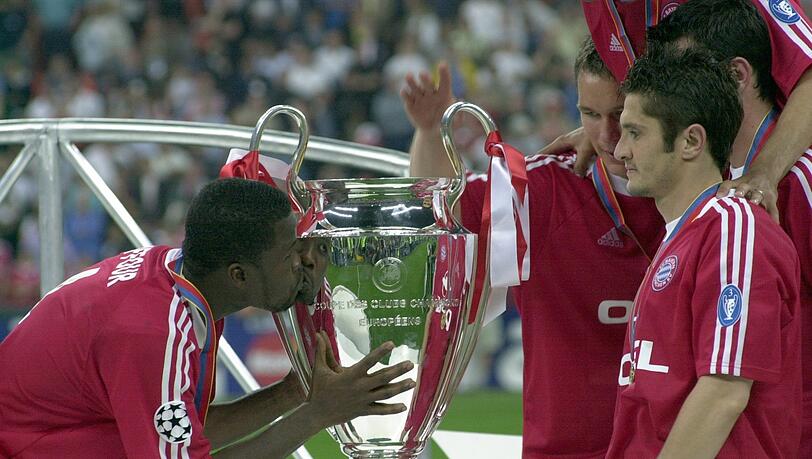 Bixente Lizarazu (r.) nach dem Gewinn der Champions League 2001. Bixente Lizarazu (r.) nach dem Gewinn der Champions League 2001.