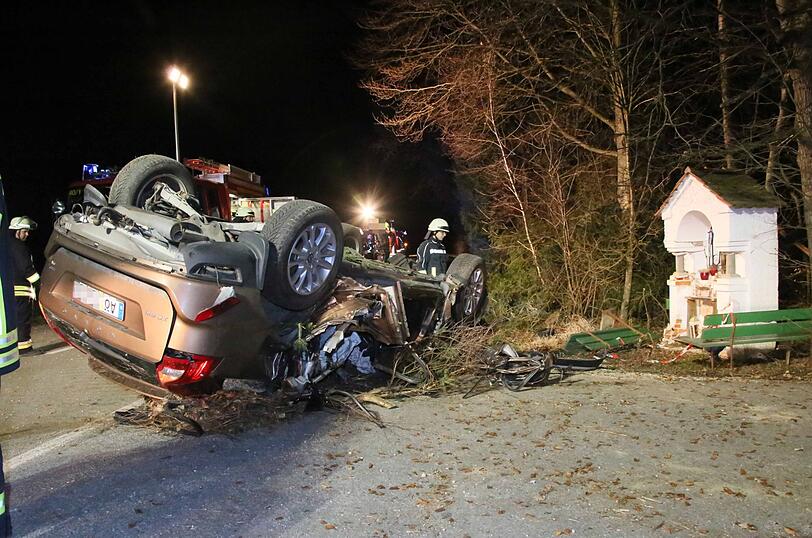 Der demolierte Volvo an der Unfallstelle. Der 21-Jährige starb noch im Wrack.