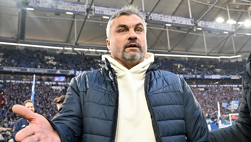Schalkes Cheftrainer Thomas Reis im Stadion.