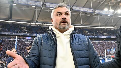 Schalkes Cheftrainer Thomas Reis im Stadion.