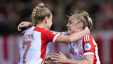 Giulia Gwinn (l) von München jubelt mit Georgia Stanway über ihr Tor zum 1:0.