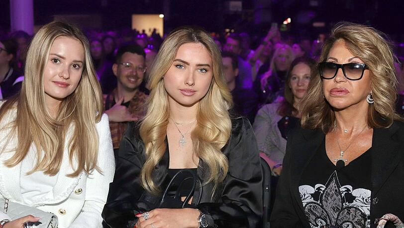 Davina (l.) und Carmen Geiss haben Shania Geiss (m.) auf Instagram zu ihrem runden Geburtstag gratuliert.