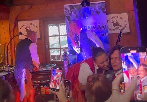 Jürgen Drews schaut genervt, als seine Tochter Joelina mit ihm gemeinsam singen möchte.