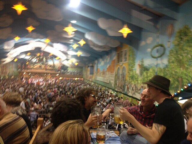 Hosen-Frontmann Campino rockt die Wiesn - sehen Sie hier die besten Bilder aus dem Hacker-Zelt.