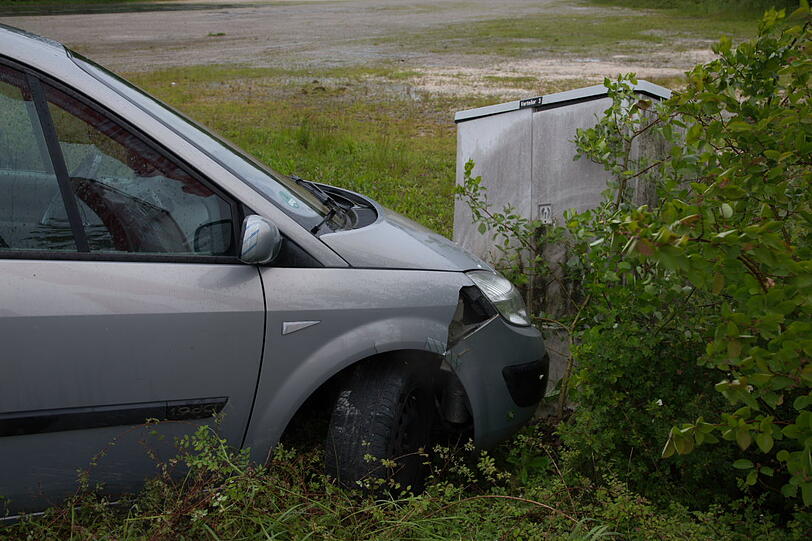 Ein führerscheinloses Mädchen übt auf einem Parkplatz das Autofahren und rast versehentlich in einen Stromkasten.