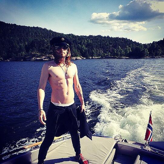 Jared Leto oben ohne bei einem Bootsausflug in Norwegen