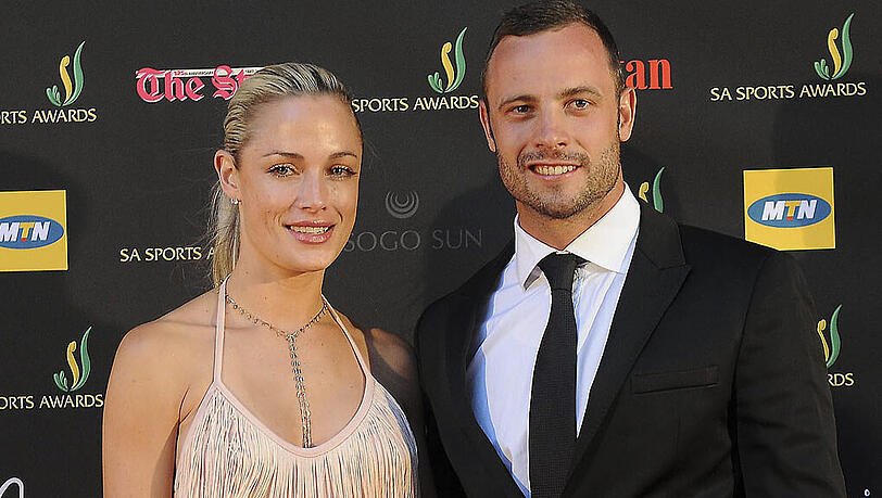 Es geht um die tödlichen Schüsse auf Reeva Steenkamp am Valentinstag 2013. Sie starb in der Toilette, wo Pistorius nach eigener Aussage einen Einbrecher vermutete. Es geht um die tödlichen Schüsse auf Reeva Steenkamp am Valentinstag 2013. Sie starb in der Toilette, wo Pistorius nach eigener Aussage einen Einbrecher vermutete.