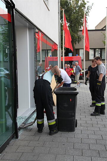 Kurioser Unfall beim Einparken in Waldkraiburg. Die Bilder vom Crash in die Sparkasse.