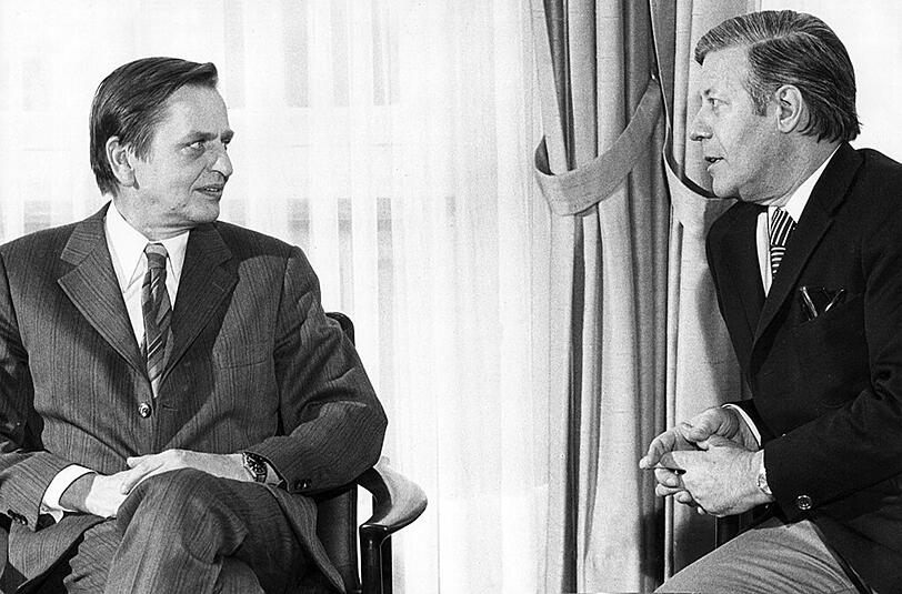 21.11.1974: Der schwedische Ministerpräsident Olof Palme (l) bei einem Gespräch mit Bundeskanzler Helmut Schmidt im Kanzleramt in Bonn.