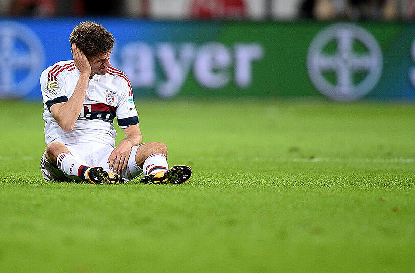 Ohrfeige in Leverkusen? Thomas Müller sitzt nach einem Foulspiel auf dem Rasen.