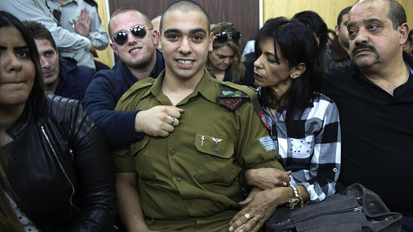 Der wegen Totschlags angeklagte israelische Soldat Elor Asaria mit seinen Eltern in einem Militärgericht in Tel Aviv.
